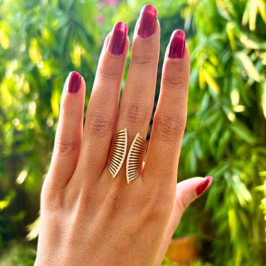 Rhodium-plated ribbed ring – modern textured jewelry for daily wear