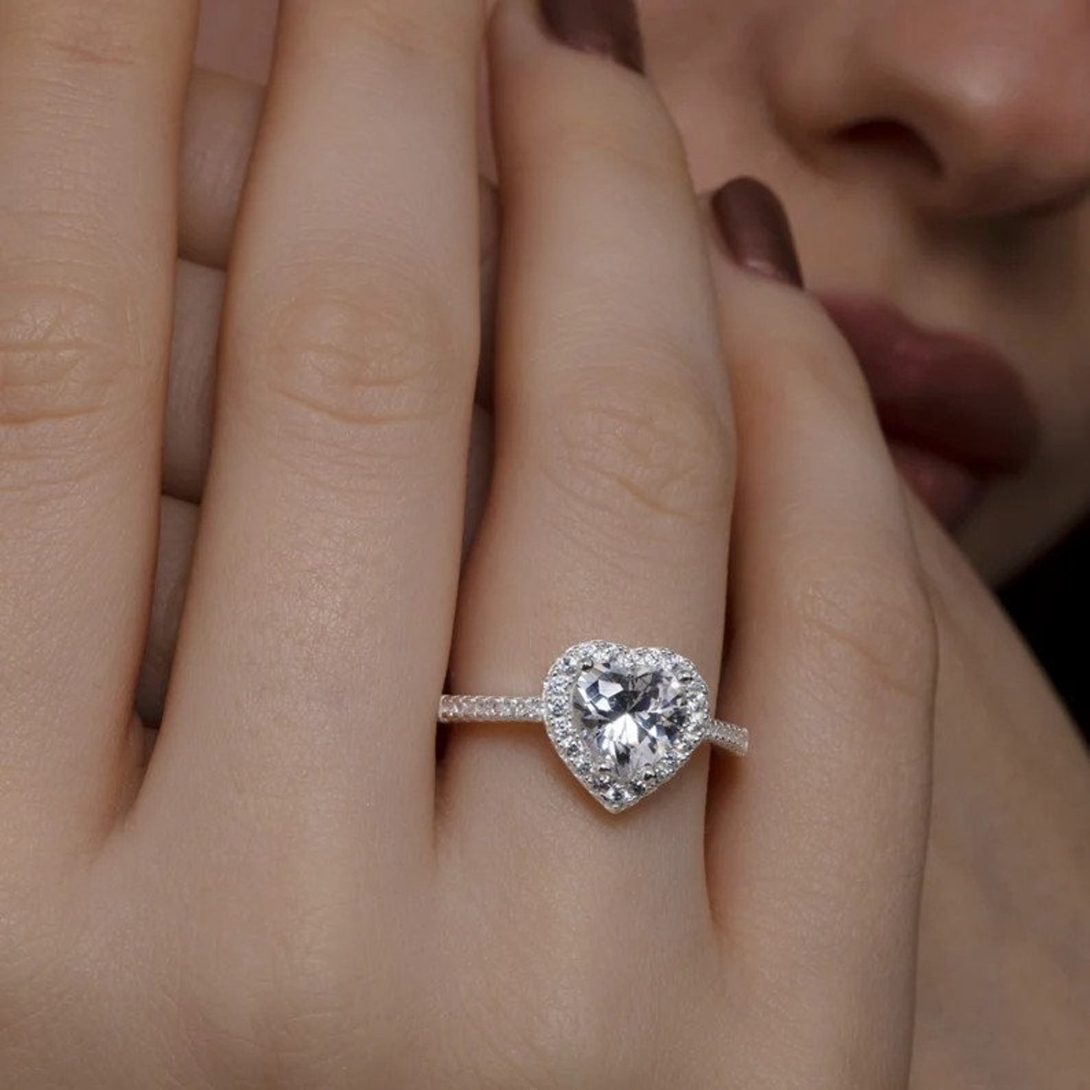 Stylish and delicate cubic zirconia heart ring in silver.