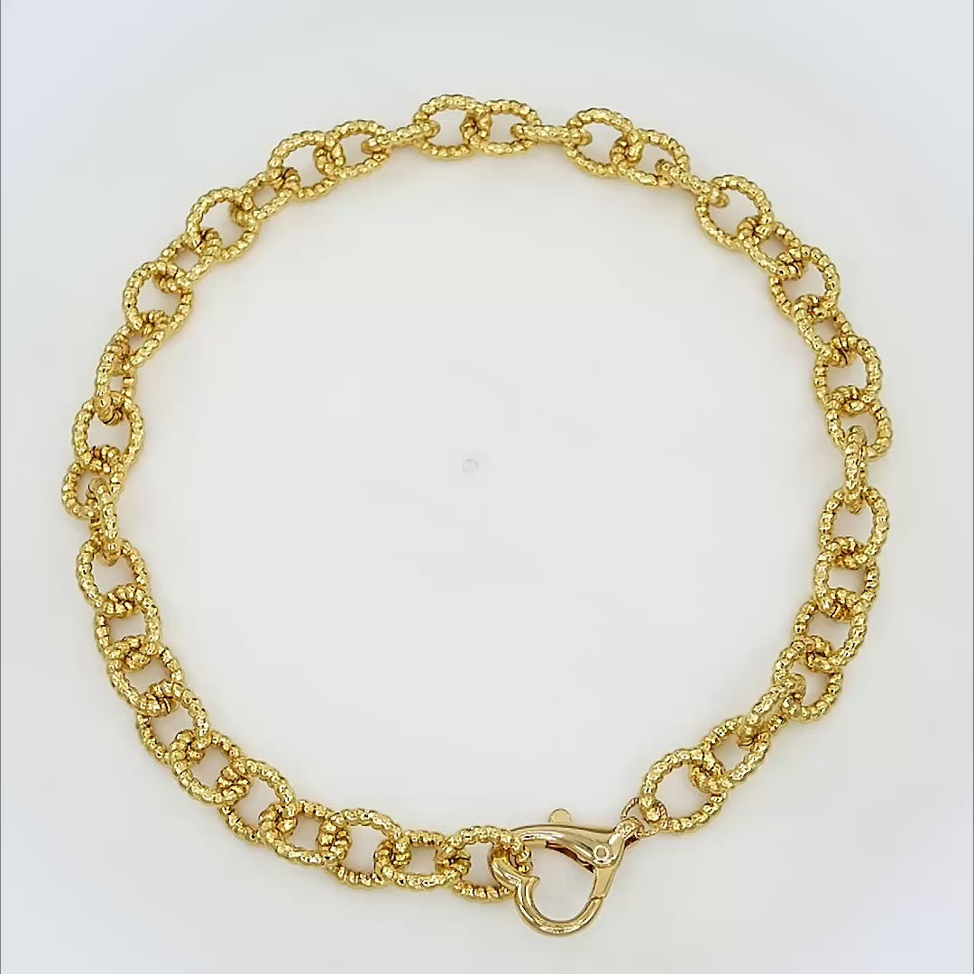 Shop the Heart Lock Necklace in 18K gold plating. A timeless and elegant accessory for every occasion. Perfect for gifting or treating yourself.