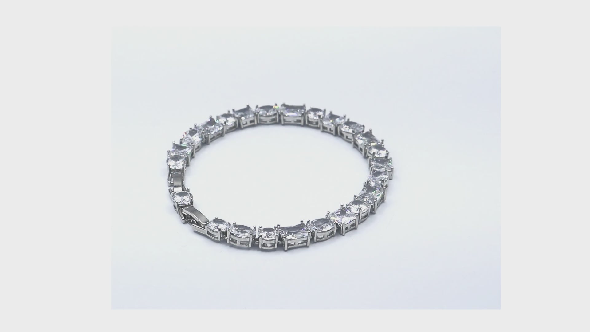 Rhodium-plated, anti-tarnish bracelet with hypoallergenic sterling silver design