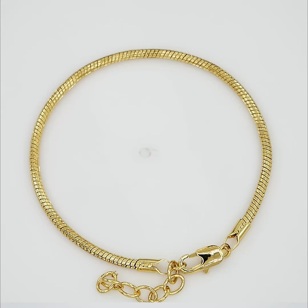 Embrace elegance with the Oro Fino Bracelet, 18k gold-plated, anti-tarnish, and hypoallergenic. A timeless, radiant accessory for every occasion.